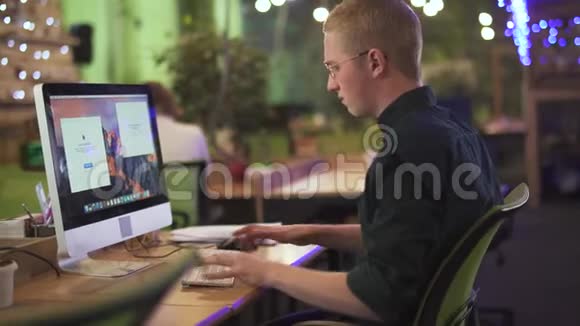 忙碌的创意商人开始在现代生态办公室的背景下开发他的个人电脑成功视频的预览图