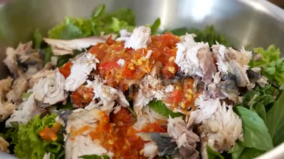 准备好的鲜蔬菜配有虾酱的炸鲭鱼美味的泰国菜视频的预览图