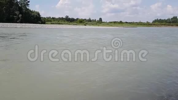 夏日快流的卡屯河特写镜头由于粘土的掺和河水呈浅灰色视频的预览图
