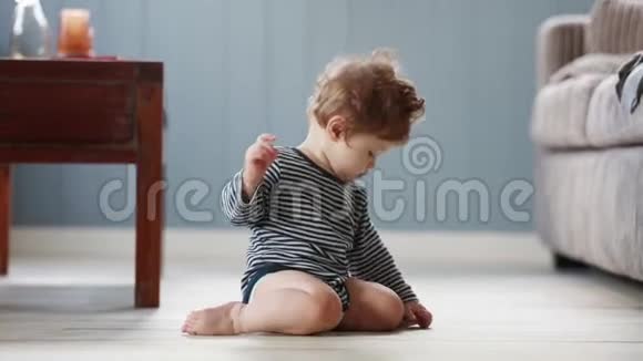 宝宝在地板上玩木头视频的预览图