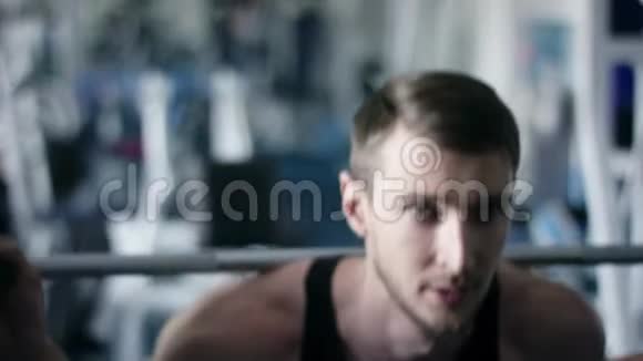 运动员在健身房背起杠铃关门视频的预览图