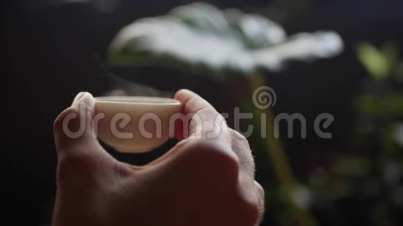 女人拿着小茶杯和中国乌龙茶中国传统的功夫或功夫茶道构成部分视频的预览图