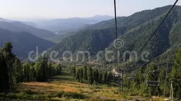 在旧缆车上缓慢下降附近山丘的全景夏天去俄罗斯旅游视频的预览图