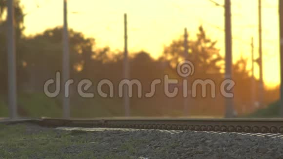 在阳光明媚的日落背景下汽车穿过铁路交叉路口铁路上的危险背景复制视频的预览图