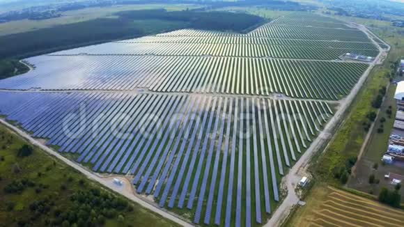 带有太阳能电池板的大型强大车站的空中景观产生电力工业太阳能农场视频的预览图