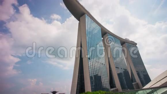 阳光明媚的一天著名的滨海湾金沙酒店全景新加坡4k时差视频的预览图