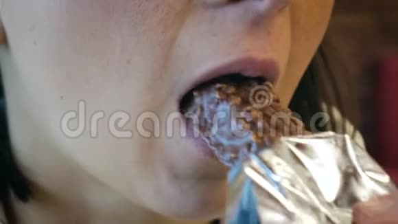 女人吃巧克力喝咖啡的嘴特写视频的预览图