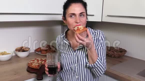女人吃披萨片的肖像视频的预览图