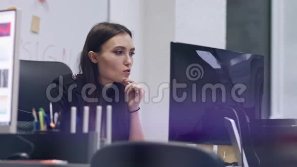 微笑时尚的黑发在电脑上工作现代办公室的女商人视频的预览图