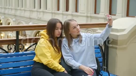 两位年轻的积极女性的生活方式自拍玩得开心自拍视频的预览图