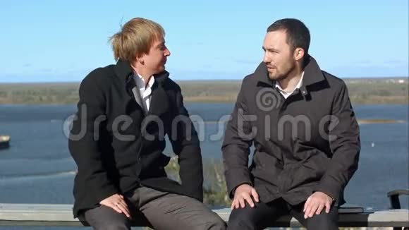 两个商人坐着说话视频的预览图