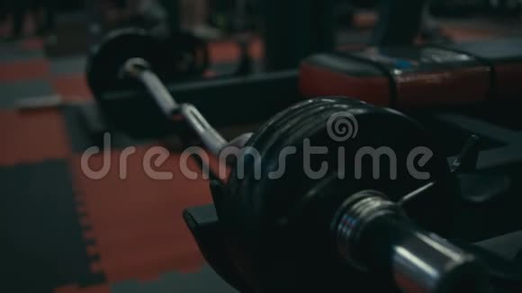 健身房里的杠铃视频的预览图