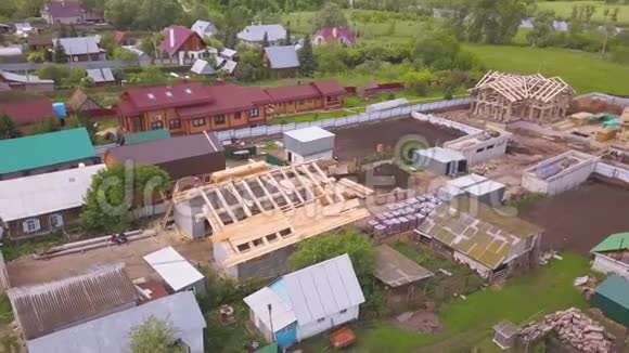 用木架从上往下俯视正在建造的房子剪辑建筑过程中的生态房屋视频的预览图