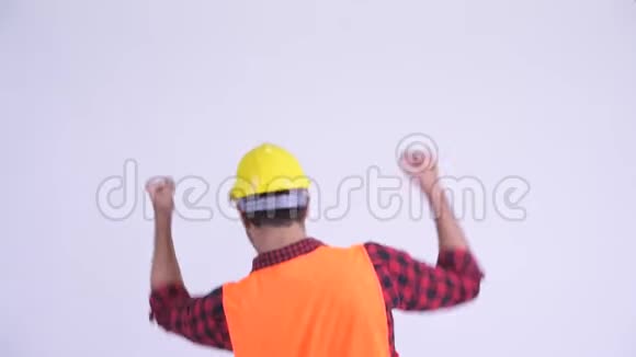 幸福留胡子的波斯建筑工人举起拳头后景视频的预览图