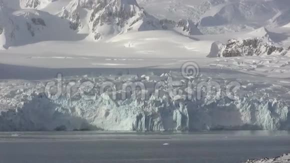 夏天南极半岛的冰川和山脉视频的预览图