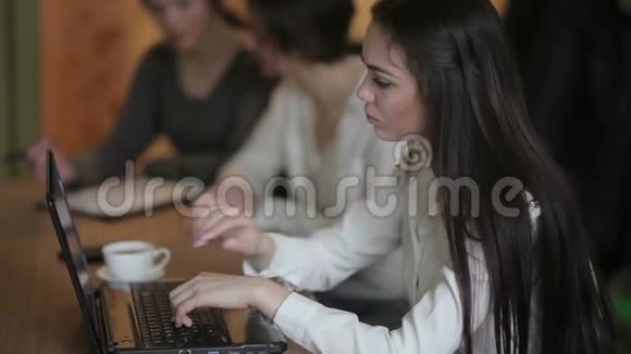 女孩在笔记本电脑上编辑课文视频的预览图