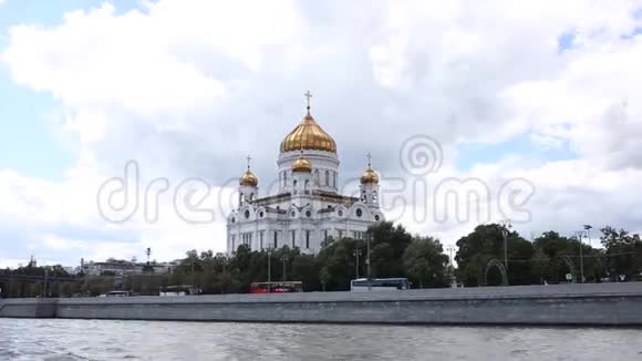 莫斯科基督大教堂阳光明媚乘坐游船视频的预览图