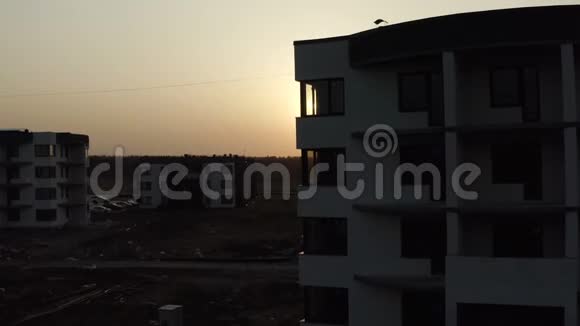 日落时分的阳光穿过房屋的窗户视频的预览图