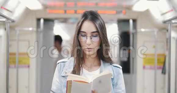 一个年轻女孩坐地铁视频的预览图
