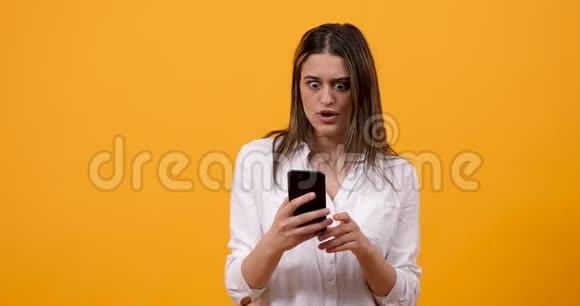 年轻的女人看着电话神情激动视频的预览图