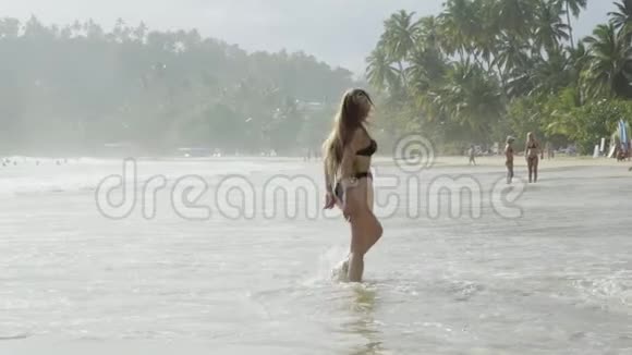 斯丽兰卡海滩上美丽的运动女性穿着泳装海洋视频的预览图