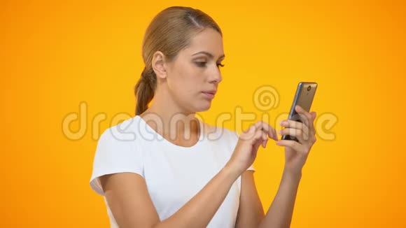 烦人的女士滚动智能手机照片糟糕的在线连接移动关税视频的预览图