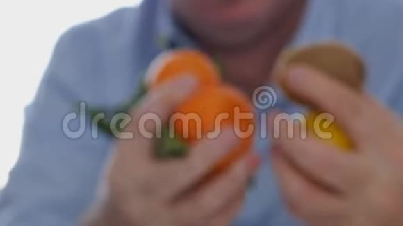 男人用手给柠檬一个猕猴桃和桔子视频的预览图