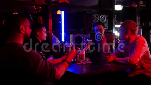 带霓虹灯的酒吧四个朋友聚在一起视频的预览图