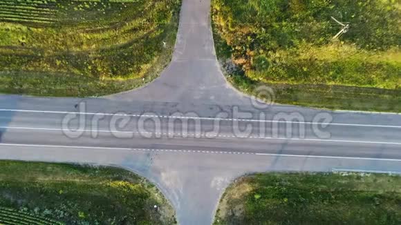 乡村公路鸟瞰图汽车穿过十字路视频的预览图