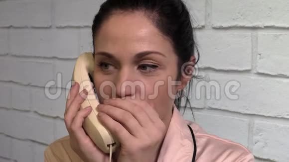 女人在电话里说话表现出安静的姿态视频的预览图