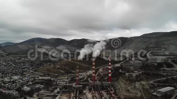 3条带有白色烟雾的红白管道的鸟瞰图在背景下对大气造成污染视频的预览图