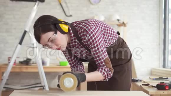 把负责打磨木桌的木匠女关起来慢一点视频的预览图