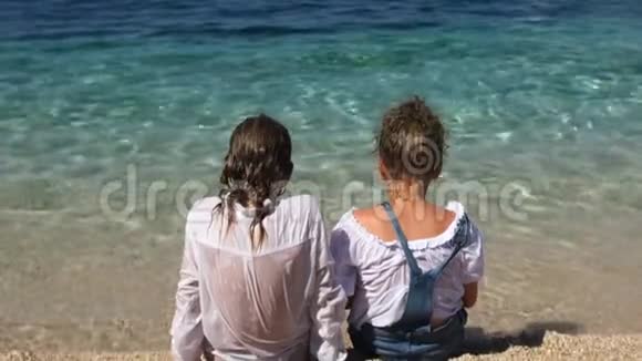 快乐的孩子一对朋友兄弟姐妹坐在亚得里亚海海岸克罗地亚的Odykh夏季视频的预览图