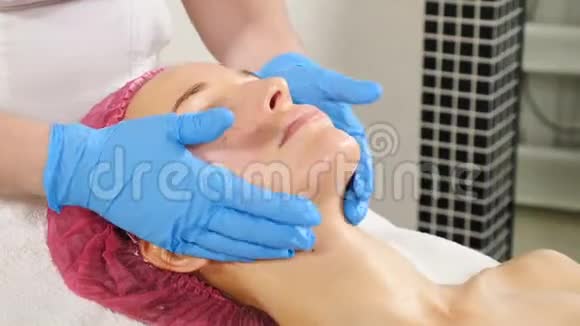 美容师按摩女性客户美容治疗师正在为美容院的治疗做准备年轻的女人视频的预览图