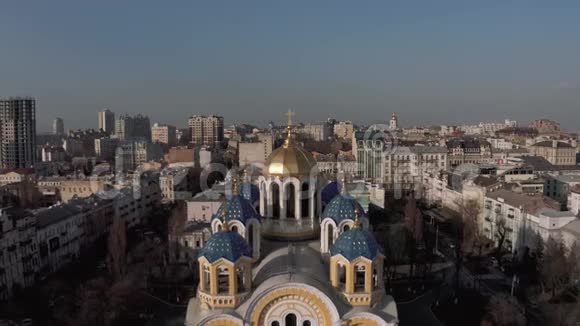 基辅4KDrone航班的东正教教堂和公寓大厦视频的预览图