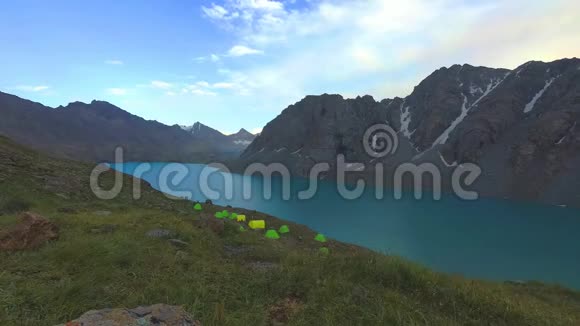 有天空湖泊帐篷和山的高山景观视频的预览图