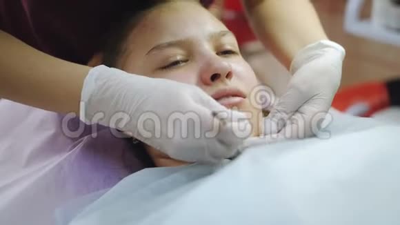 少女在美容院勉强忍住祛痘的疼痛医生视频的预览图