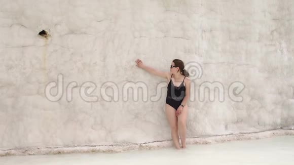 在帕穆卡莱的石灰华游泳池和露台上寻找的年轻女孩视频的预览图