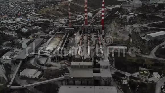 3条带有白色烟雾的红白管道的鸟瞰图在背景下对大气造成污染视频的预览图