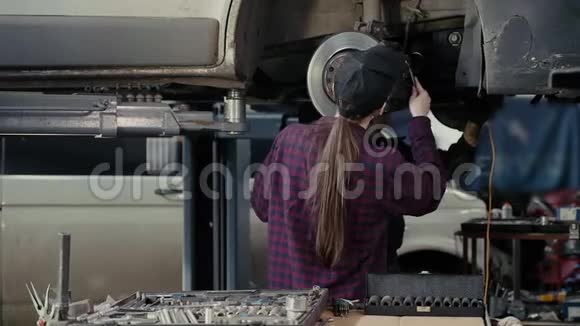 专业女技工从事汽车维修工作视频的预览图