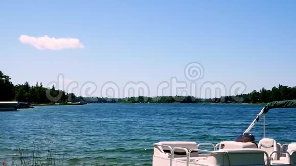 阳光明媚的一天美丽的明尼苏达州北部湖泊的景观片段视频的预览图