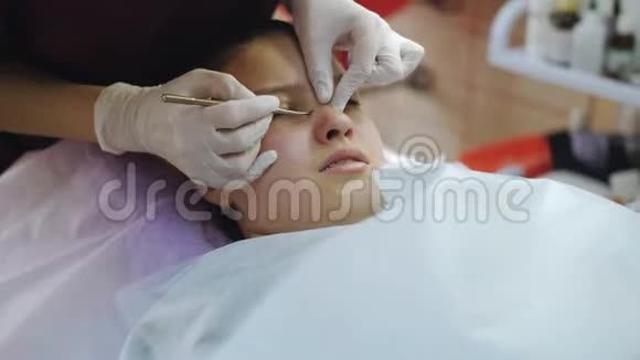 少女洗过脸手术结束了视频的预览图