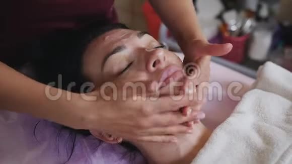 女性美容师敷于患者面部特制疗愈膏视频的预览图