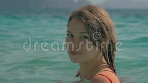 年轻漂亮的金发女孩在海里游泳的肖像度假胜地的快乐女人蓝色的海洋与快乐的女人阳光和视频的预览图
