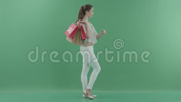 增强现实中的迷人女性在虚拟商店购买绿色屏幕上有包视频的预览图