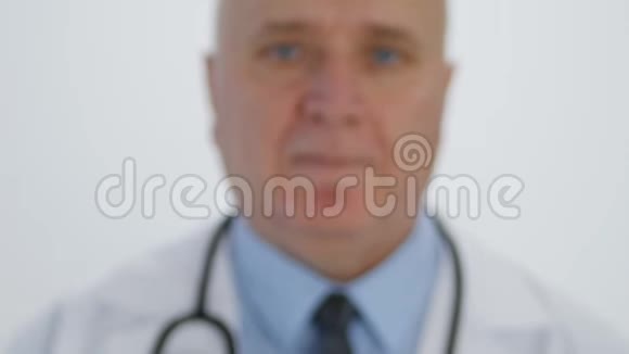模糊的医生推荐一种新的治疗方法手拿一个医用胶囊视频的预览图
