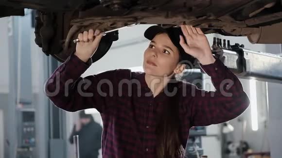 这女孩是一名汽车修理工在加油站修理汽车的悬架视频的预览图