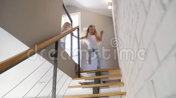 姐妹们在家里从楼梯上跑下来视频的预览图