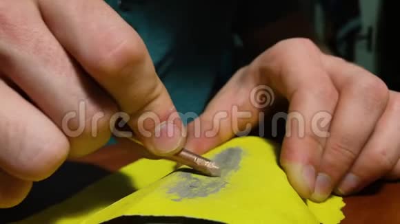 人在砂纸上摩擦焊接的铜尖关门视频的预览图