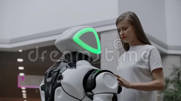 一个女性程序员测试机器人与用户交互的能力在办公室里使用机器人助手视频的预览图